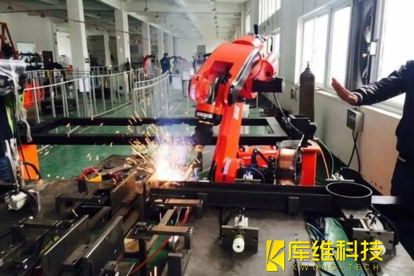 焊接<a href='http://www.pain.sh.cn' target='_blank'><u>機(jī)器人工作站</u></a>
